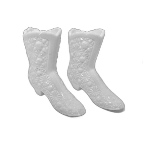 Fenton Milk Glass Daisy‎ Button Boot Set - Picture 1 of 16